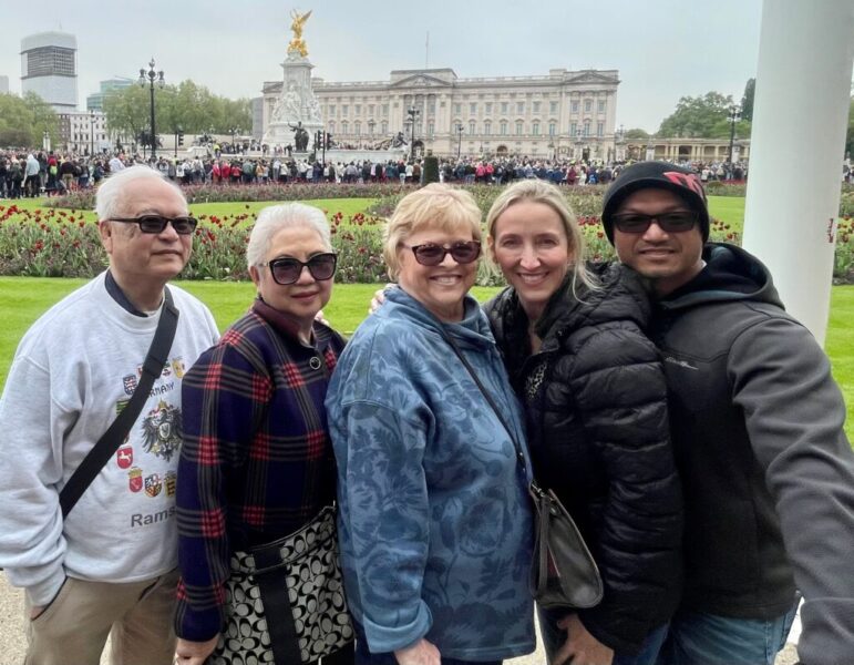 <br />London, England<br /><br /> 9 two men and three women in front of palace with lots of tourists