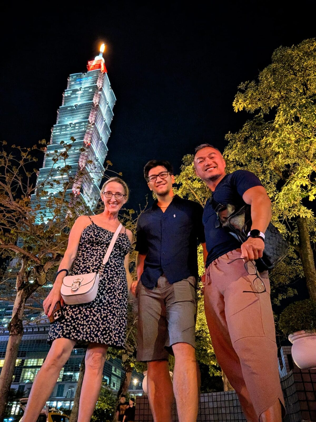 3 people in front of Taipei 101